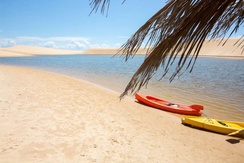 Praia de Lenções Maranhenses
Duas canoas, uma vermelha e outra amarela
Areia muito branca e agua de mar azulado