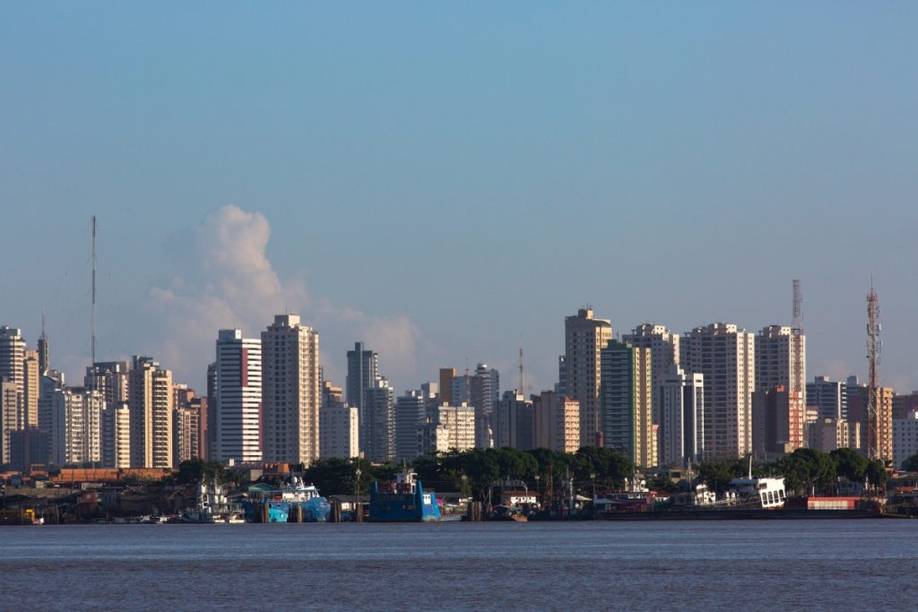 Vista do perfil da cidade de Belém
Muito arranha-céus ao fund
Céu intensamente azul claro
àgua do mar calma e limpida.
Seguro auto para dirigir com tranquilidafe nas cidades
