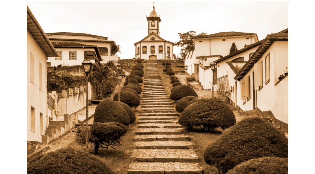 Cidade serro de Minas-Gerais
Uma longa escada, com uma igreja no topo
Arvores ladeam a escadaria